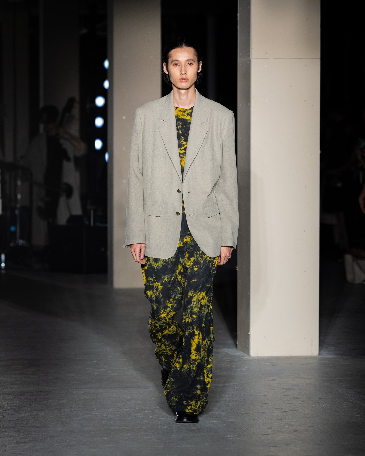 TWO TUCKS WIDE CARGO PANTS