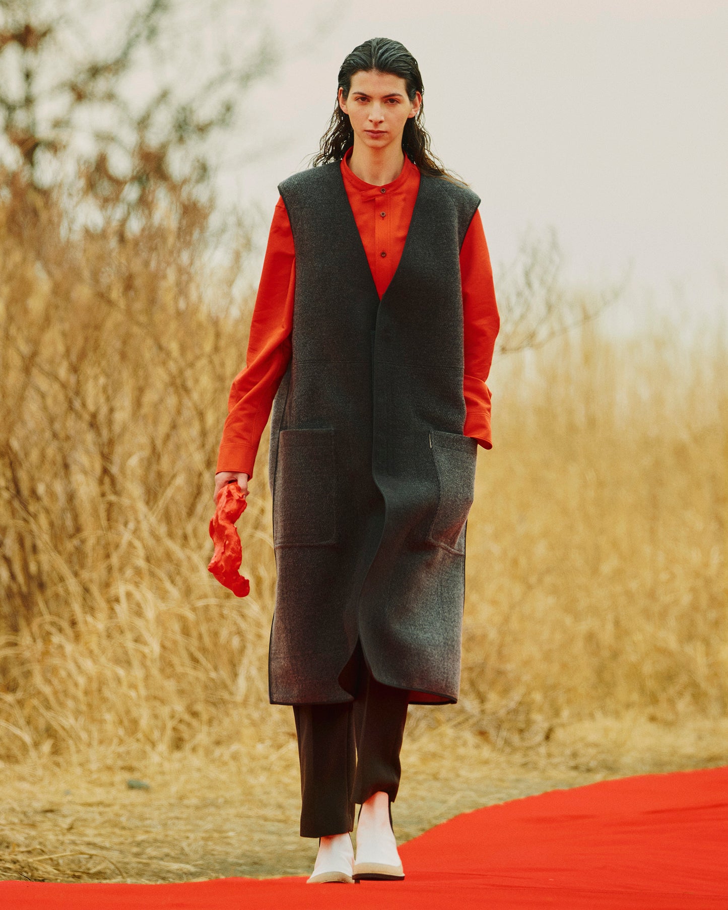 SLEEVELESS COAT