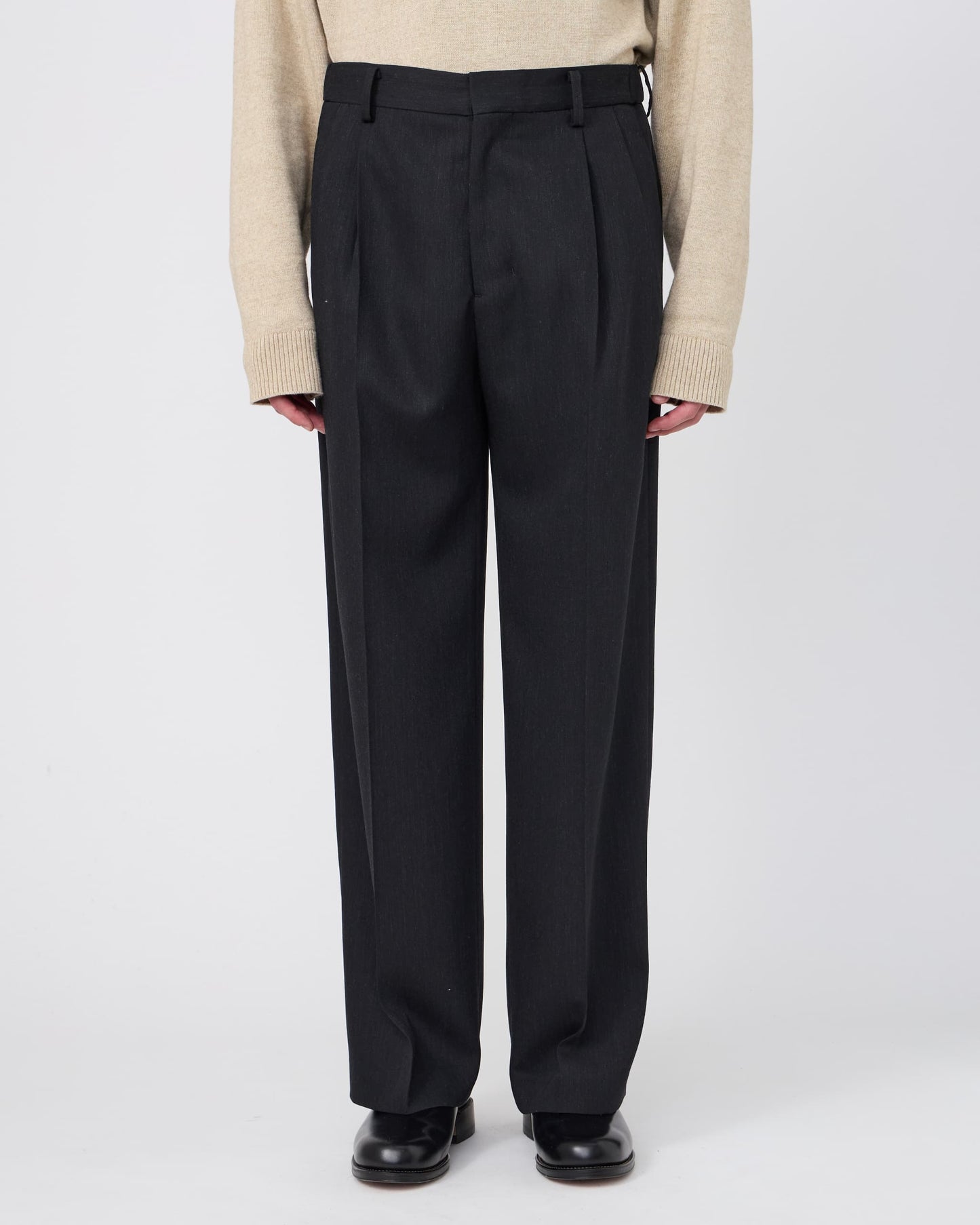 TWO-TUCKS WIDE TROUSERS