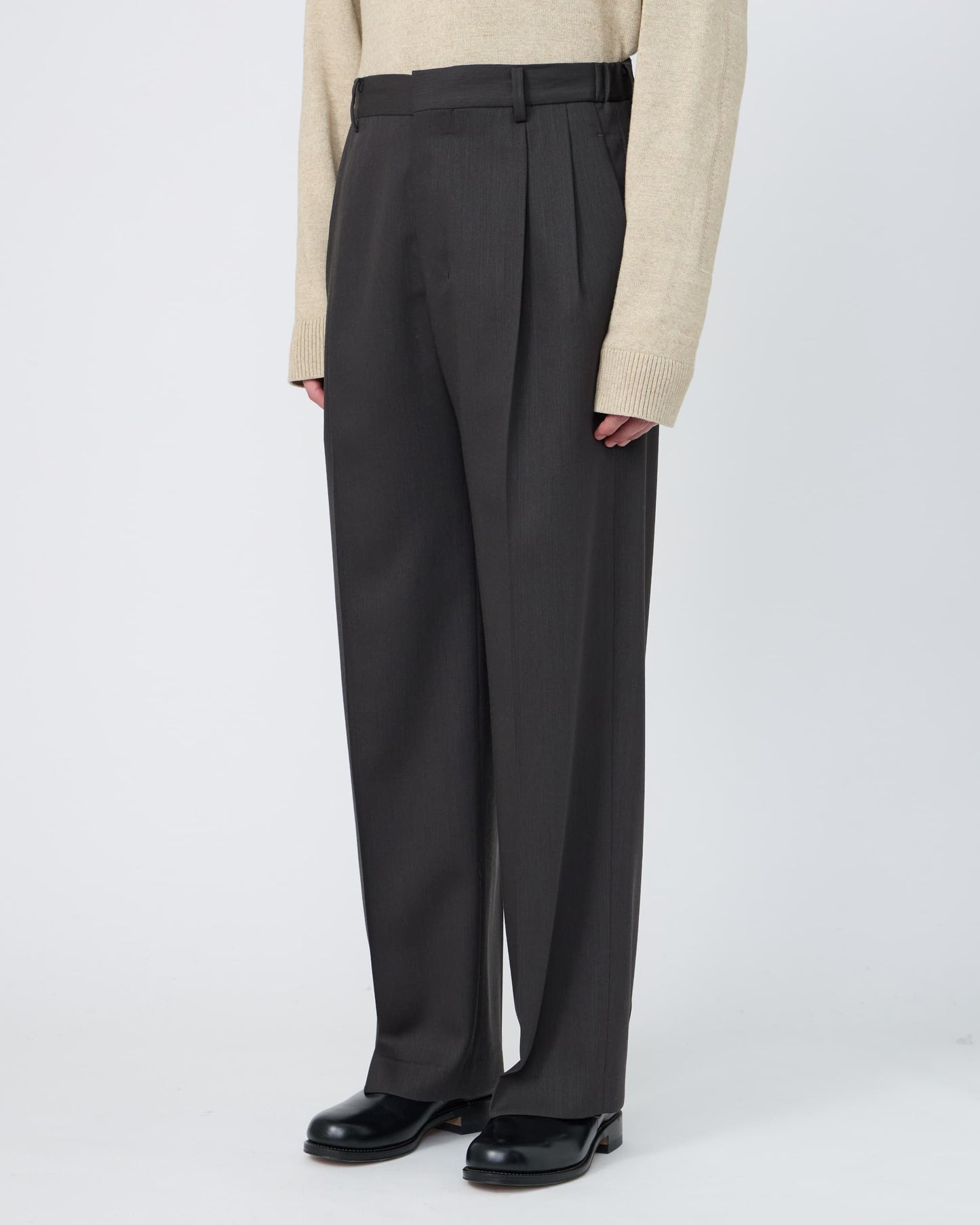 TWO-TUCKS WIDE TROUSERS