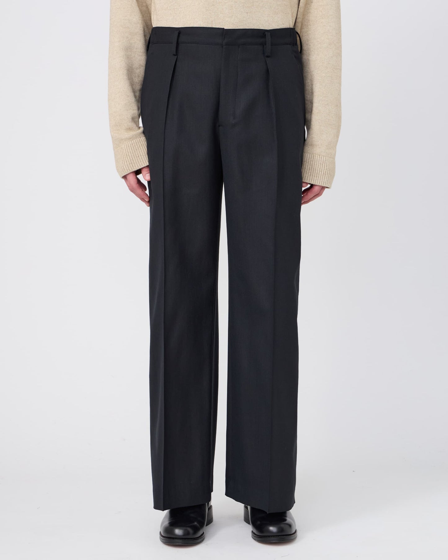 ONE-TUCK BAGGY TROUSERS