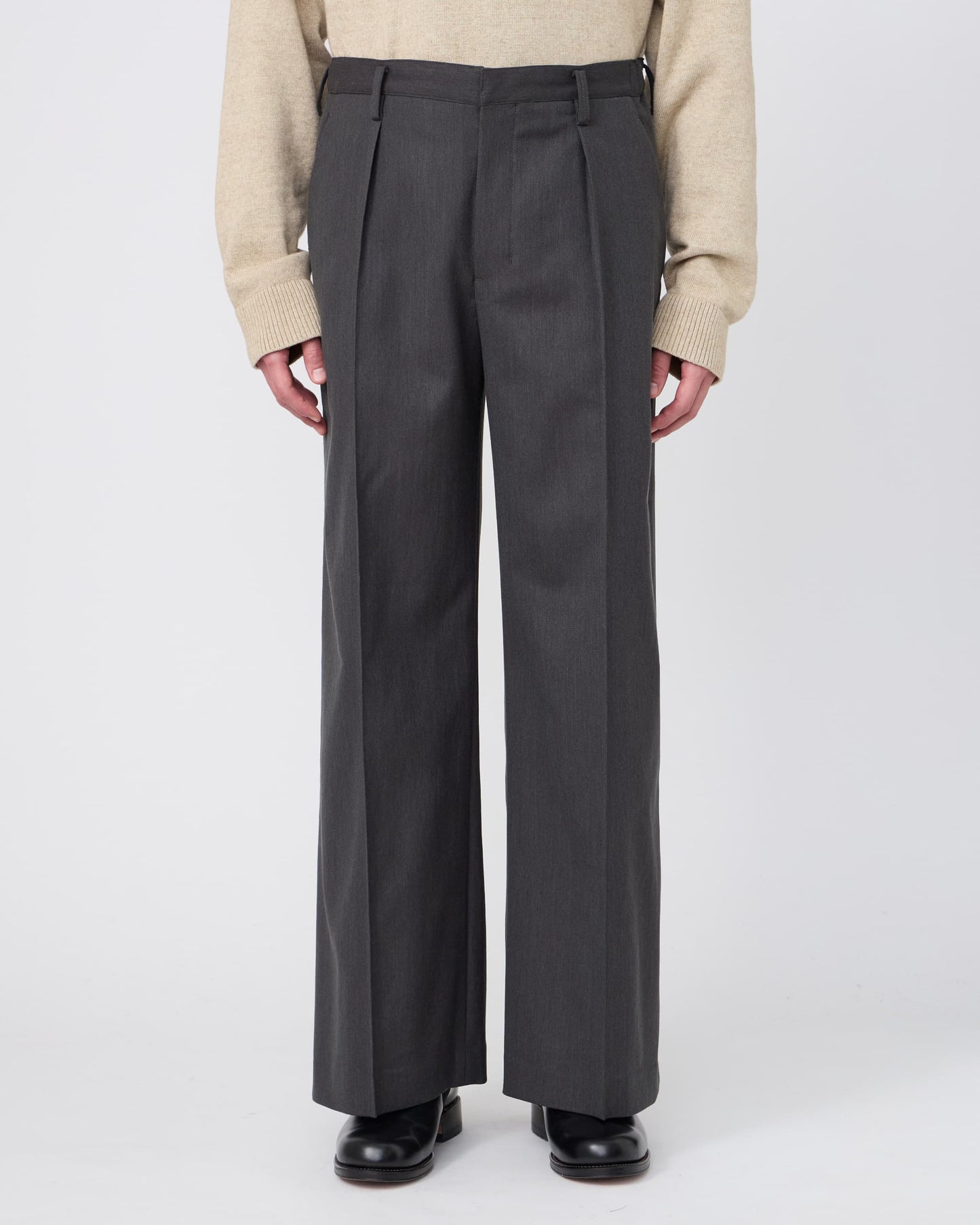 ONE-TUCK BAGGY TROUSERS