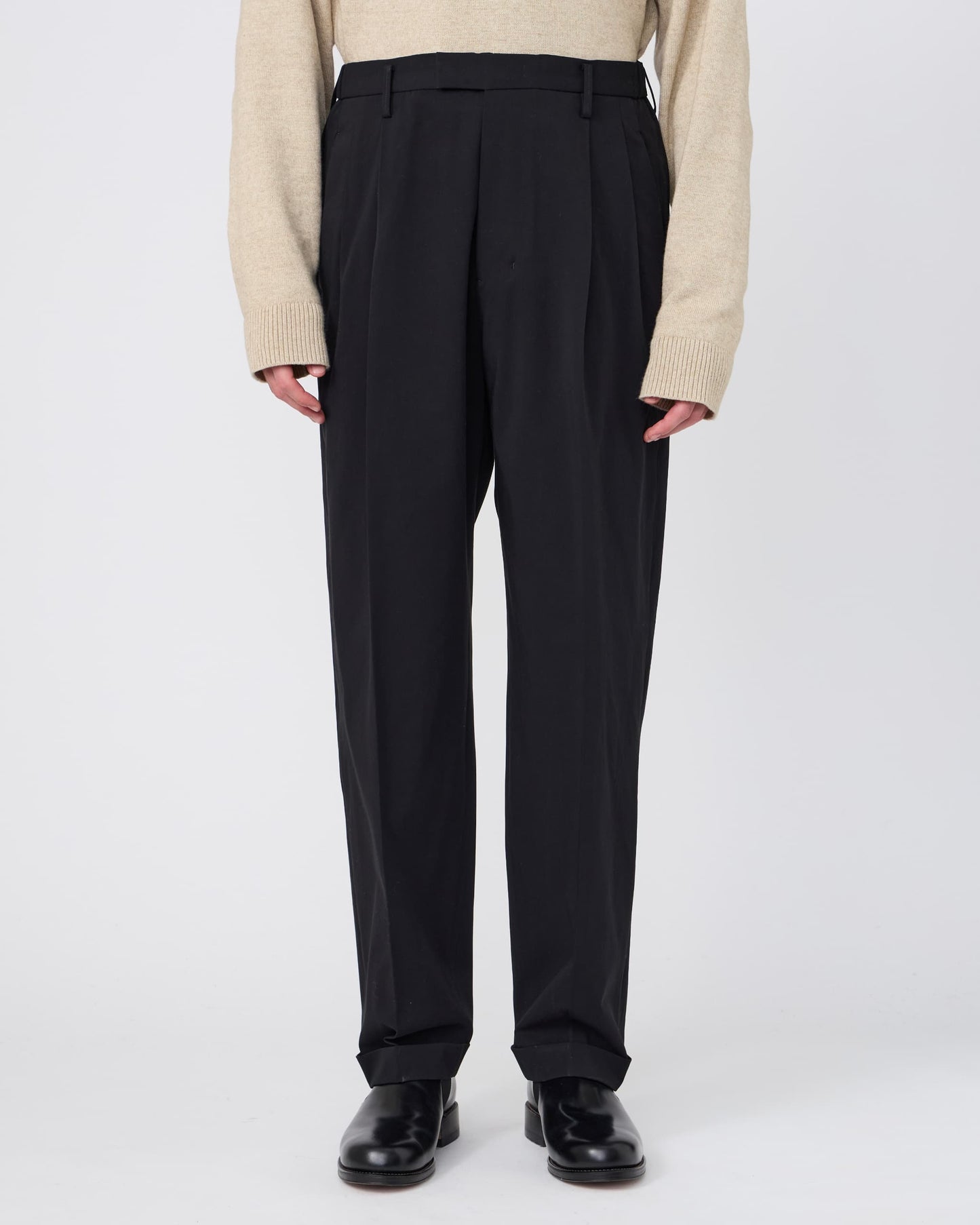 TWO-TUCKS TAPERED TROUSERS