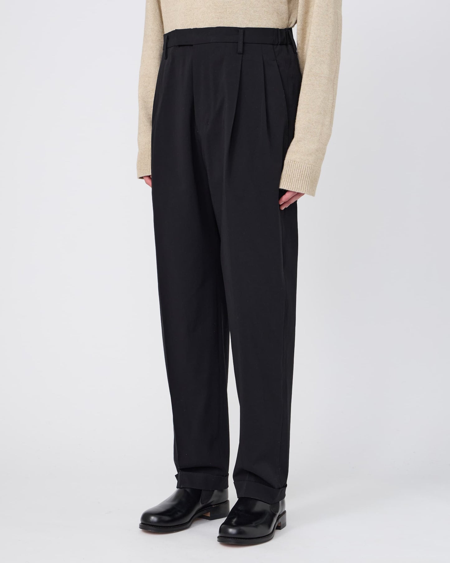 TWO-TUCKS TAPERED TROUSERS