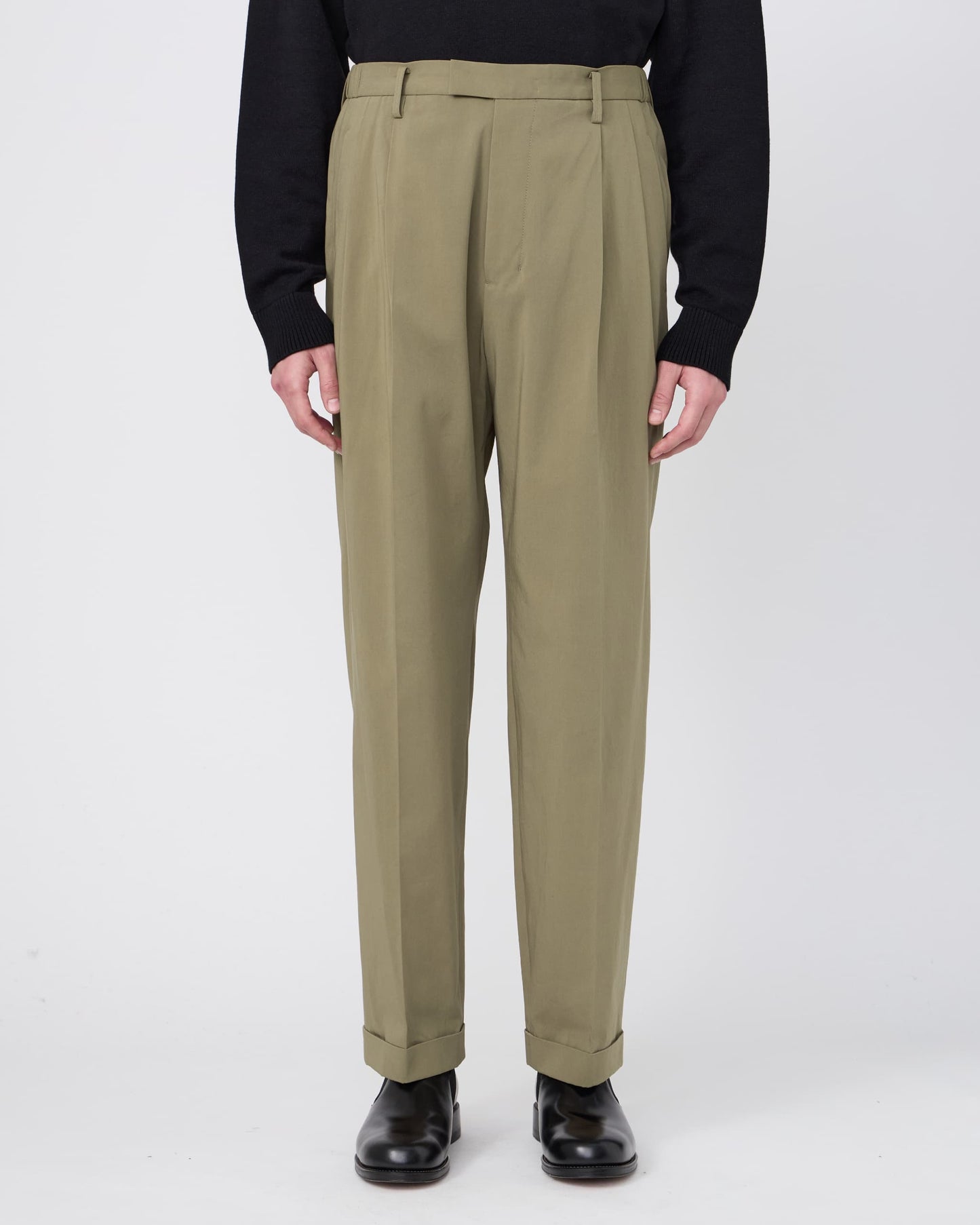 TWO-TUCKS TAPERED TROUSERS