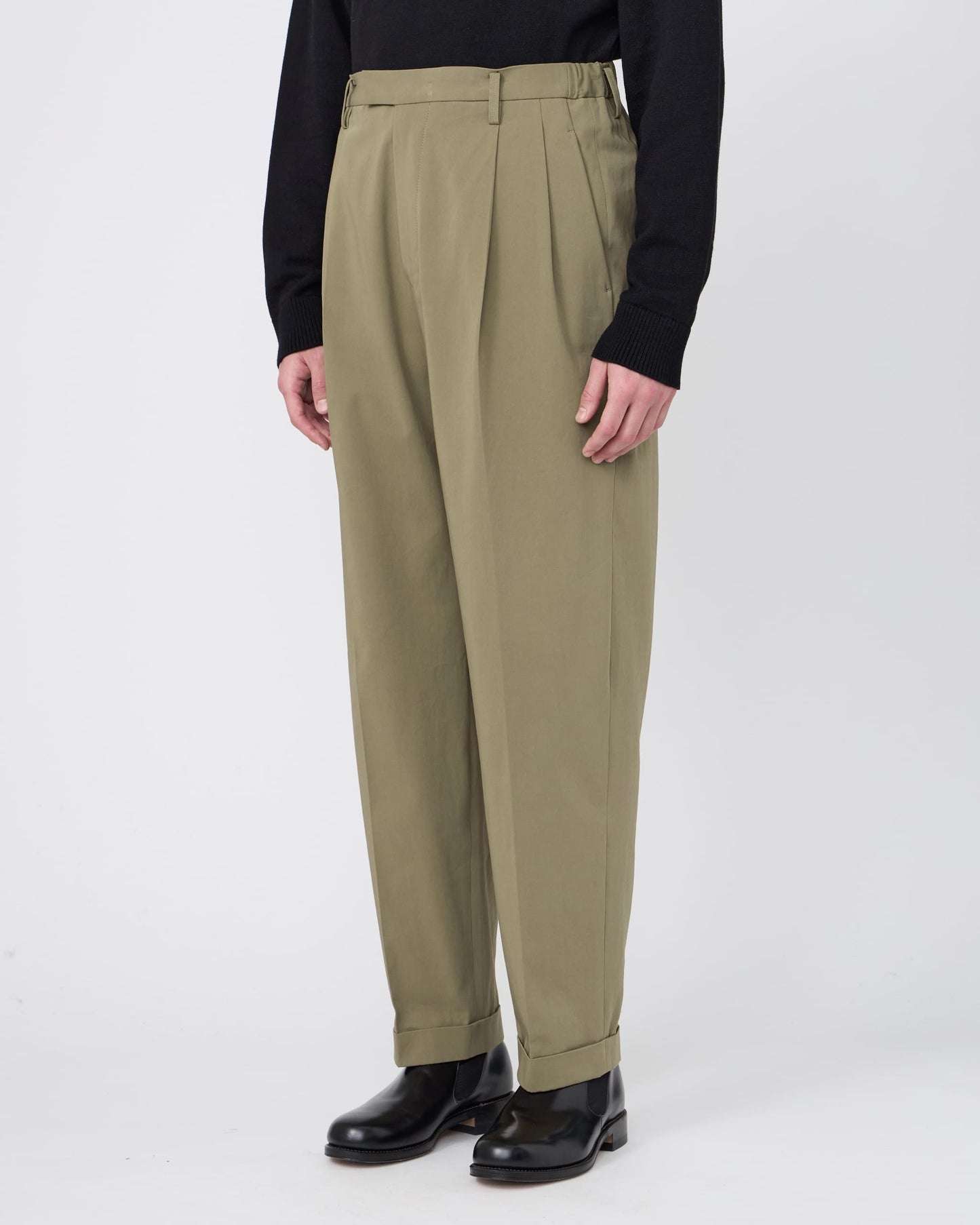 TWO-TUCKS TAPERED TROUSERS