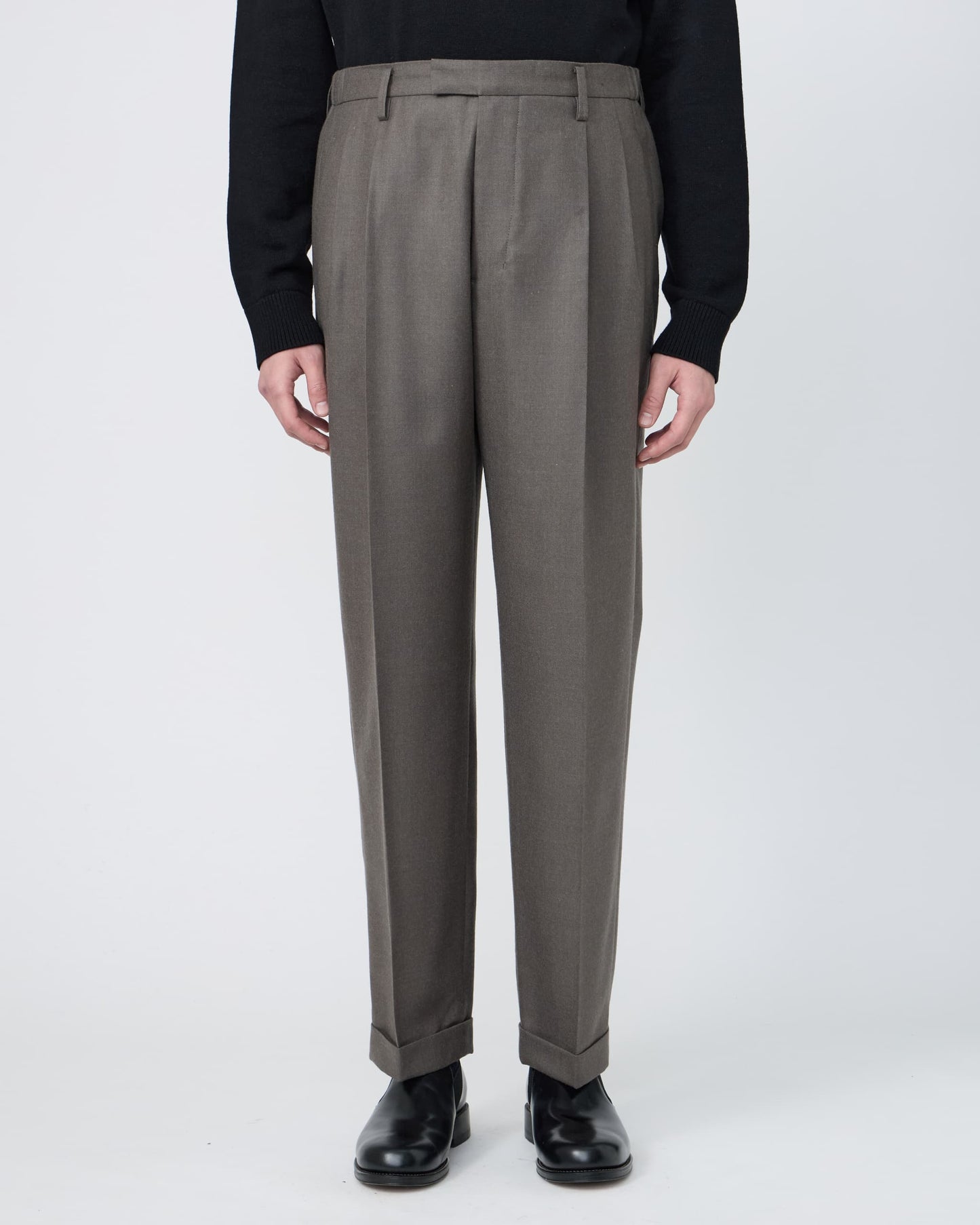 TWO-TUCKS TAPERED TROUSERS