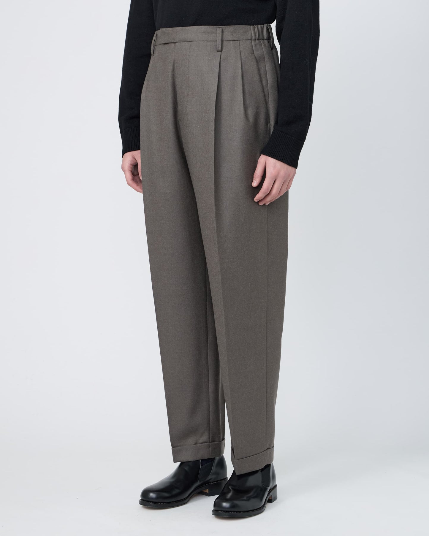 TWO-TUCKS TAPERED TROUSERS