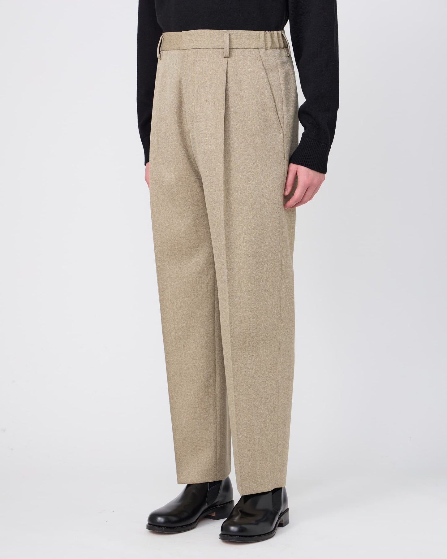 ONE-TUCK STRAIGHT TROUSERS