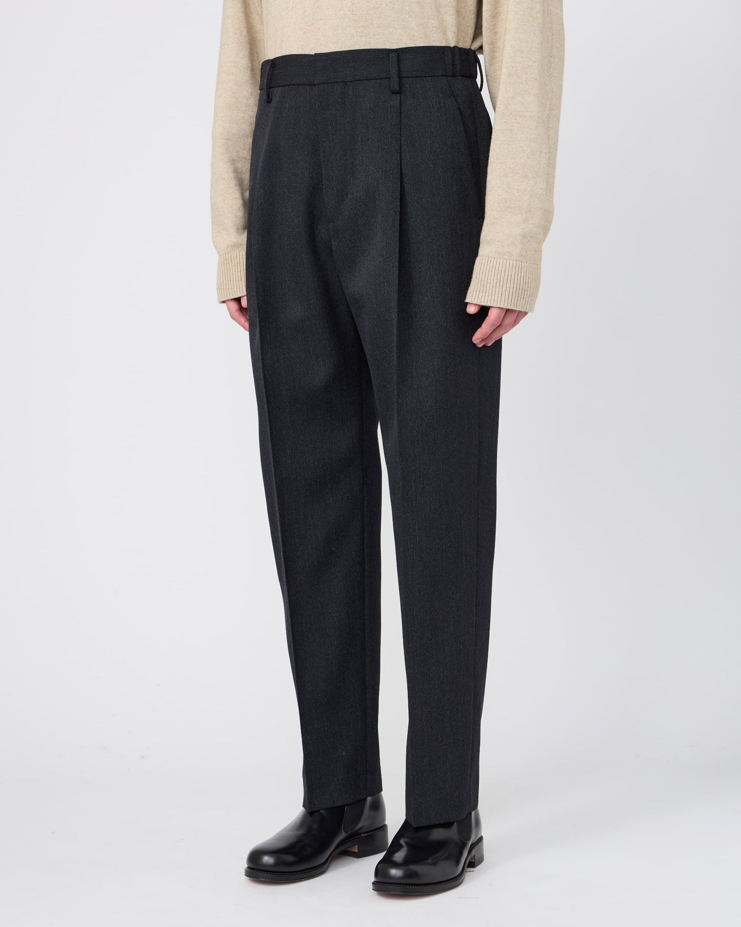 ONE-TUCK STRAIGHT TROUSERS