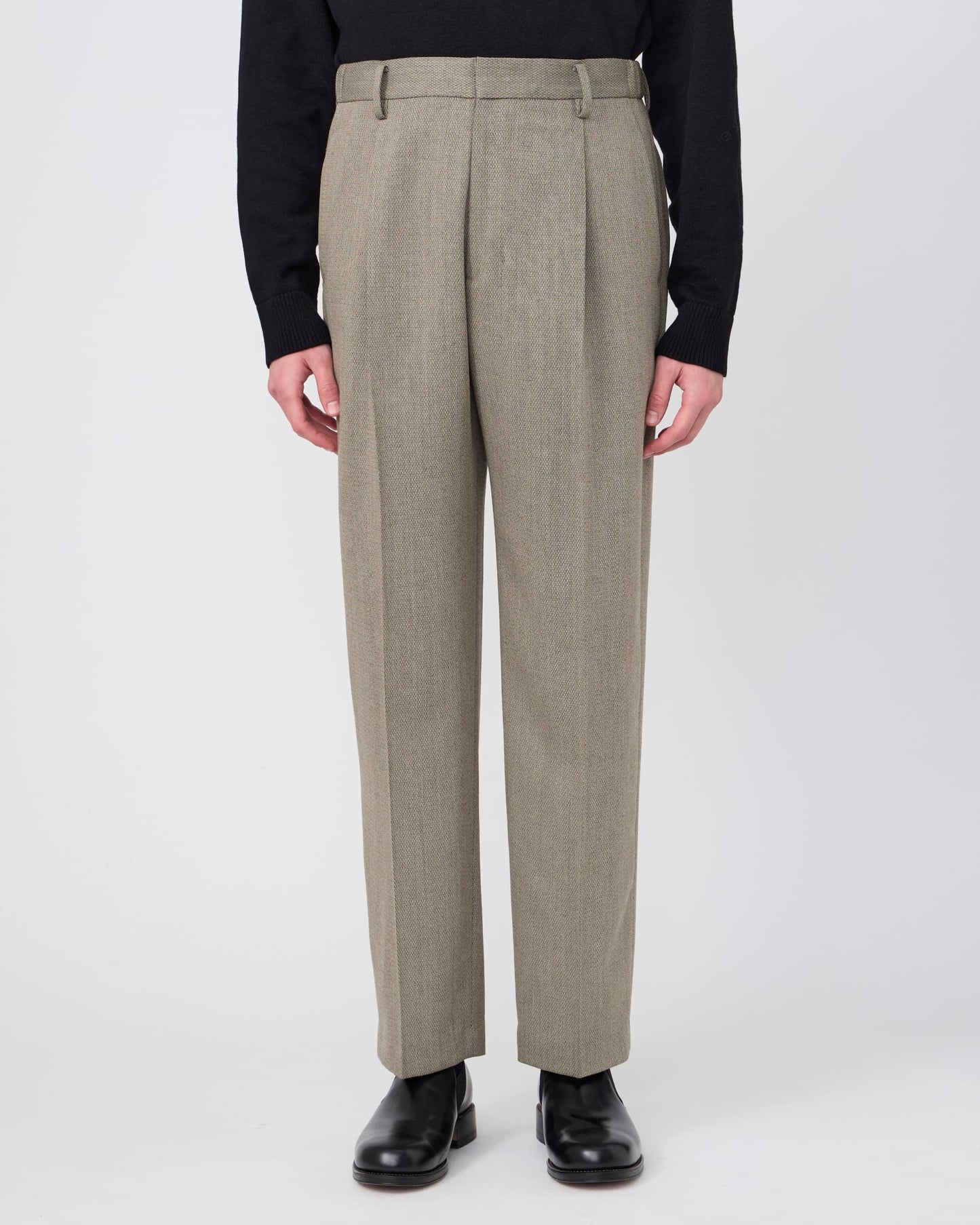 ONE-TUCK STRAIGHT TROUSERS