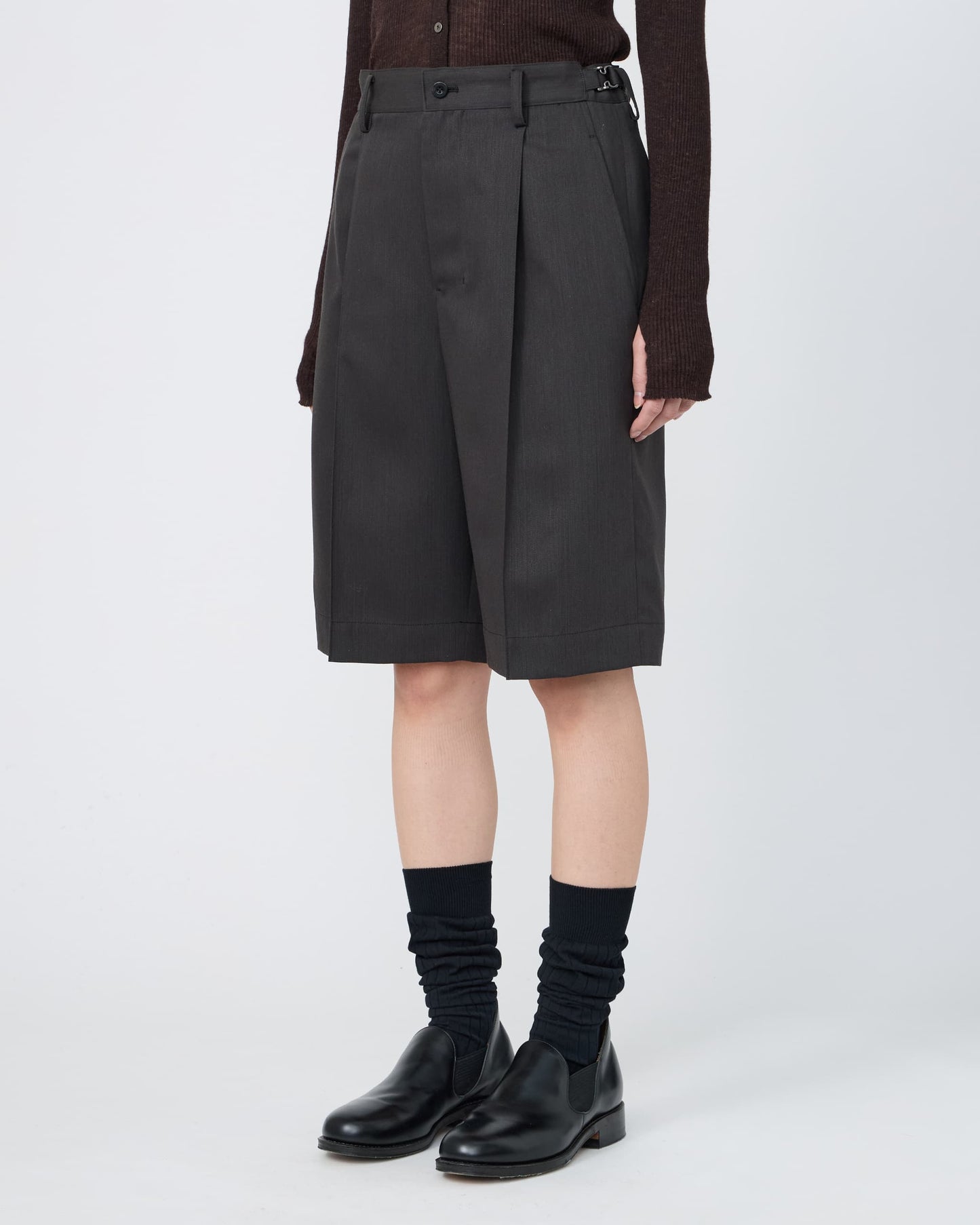 ONE-TUCKS SHORTS