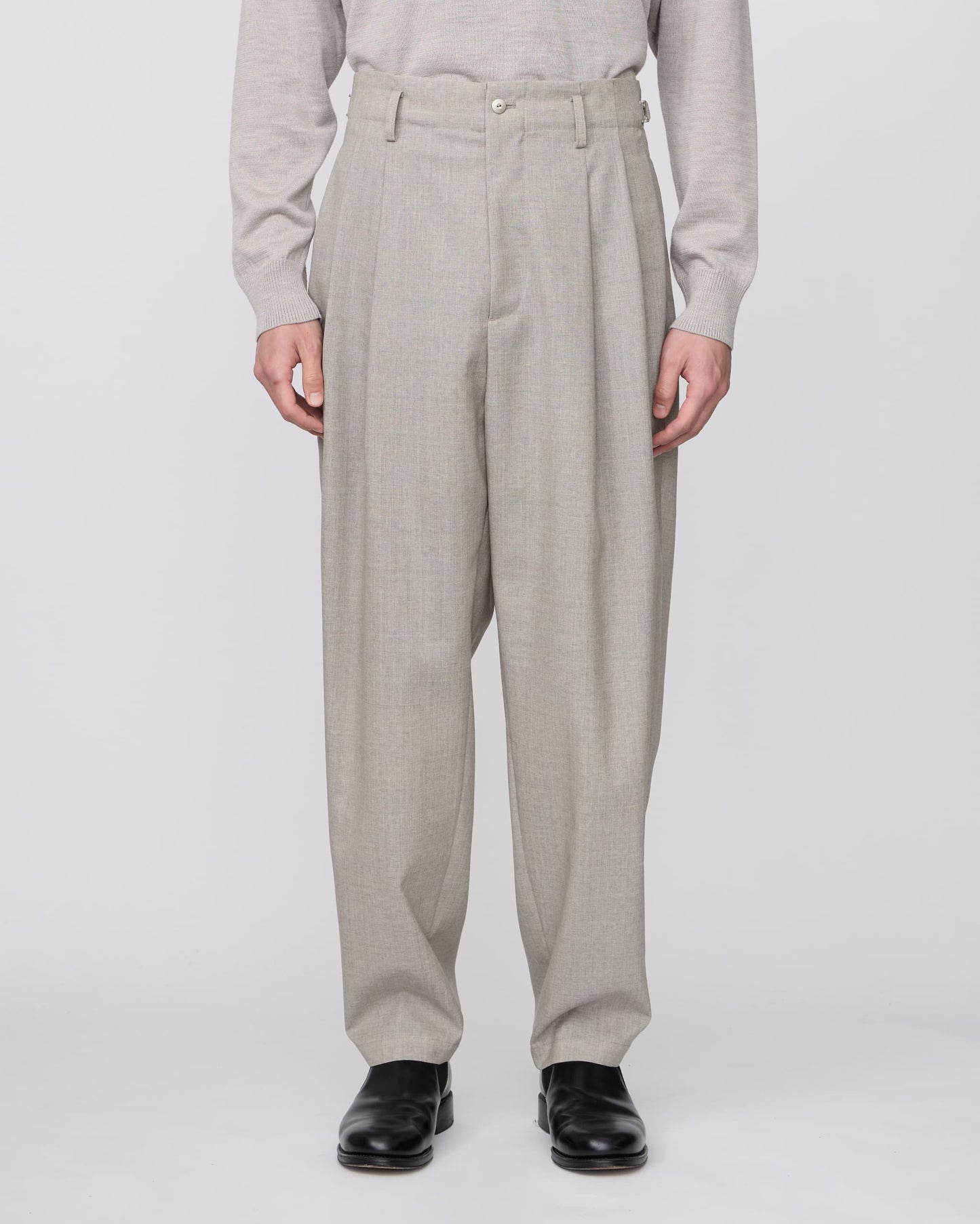 THREE TUCKS TAPERED PANTS