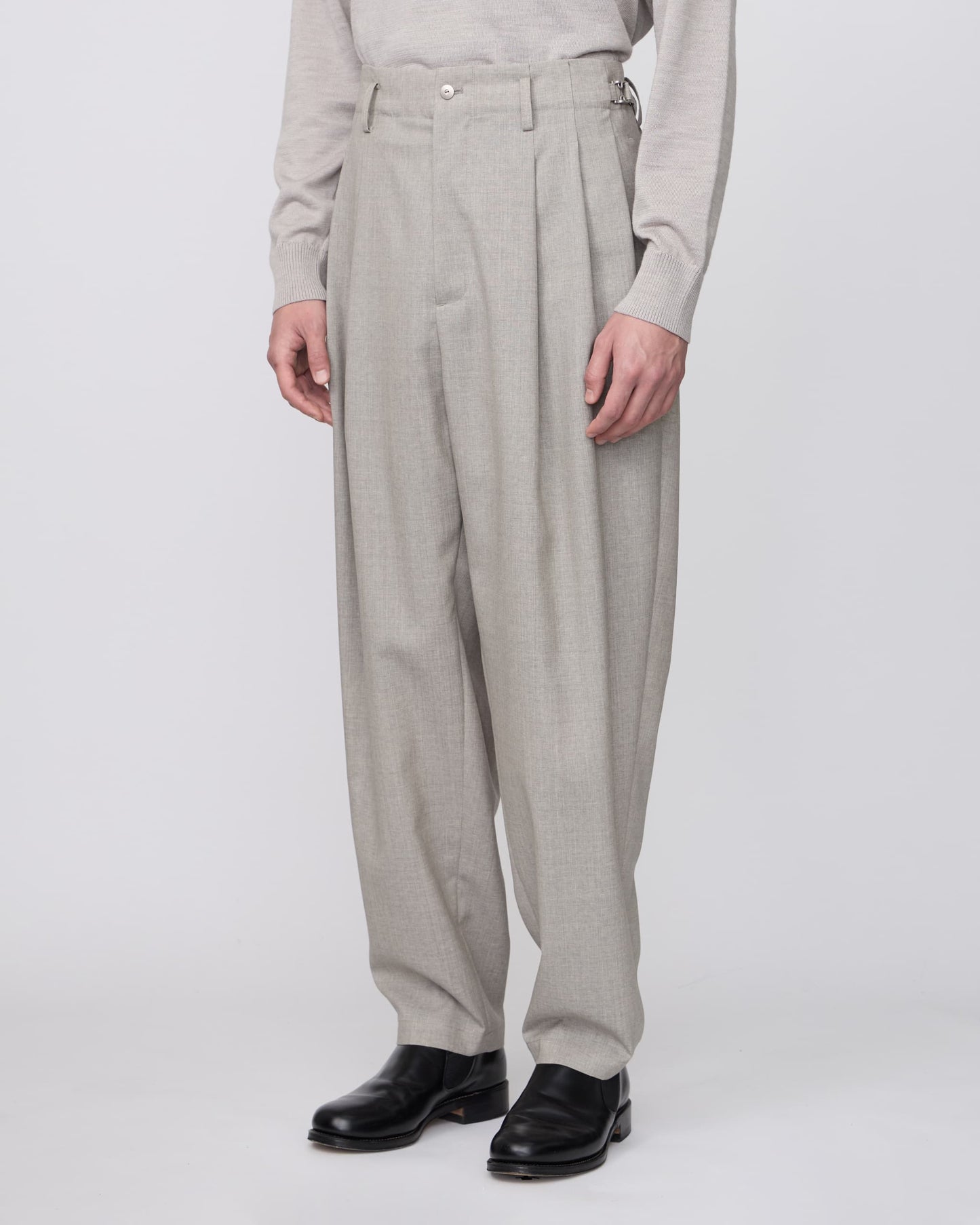 THREE TUCKS TAPERED PANTS