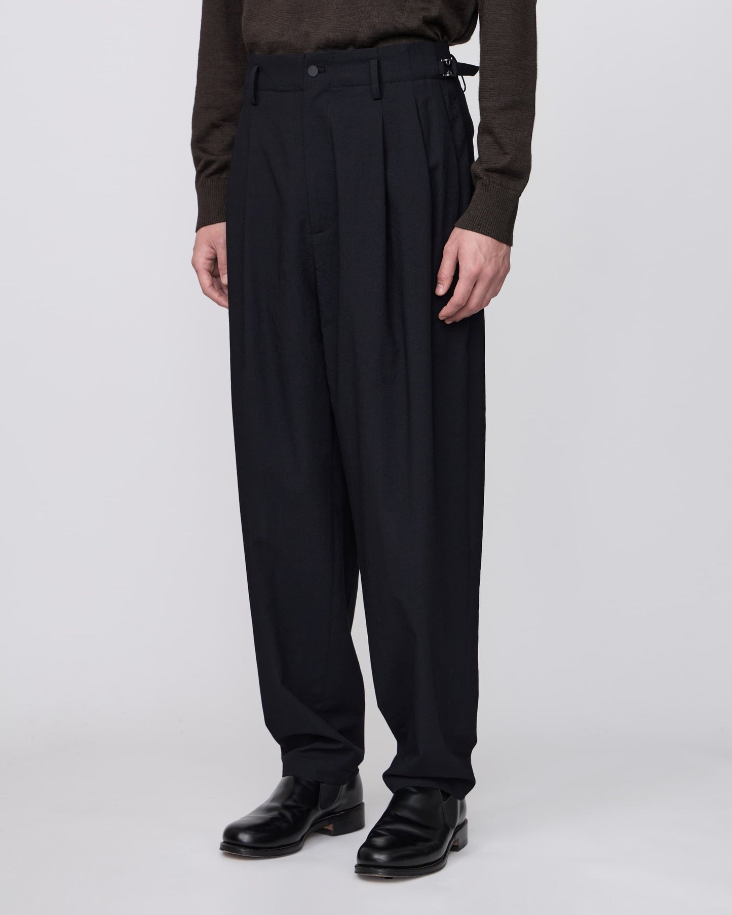 THREE TUCKS TAPERED PANTS