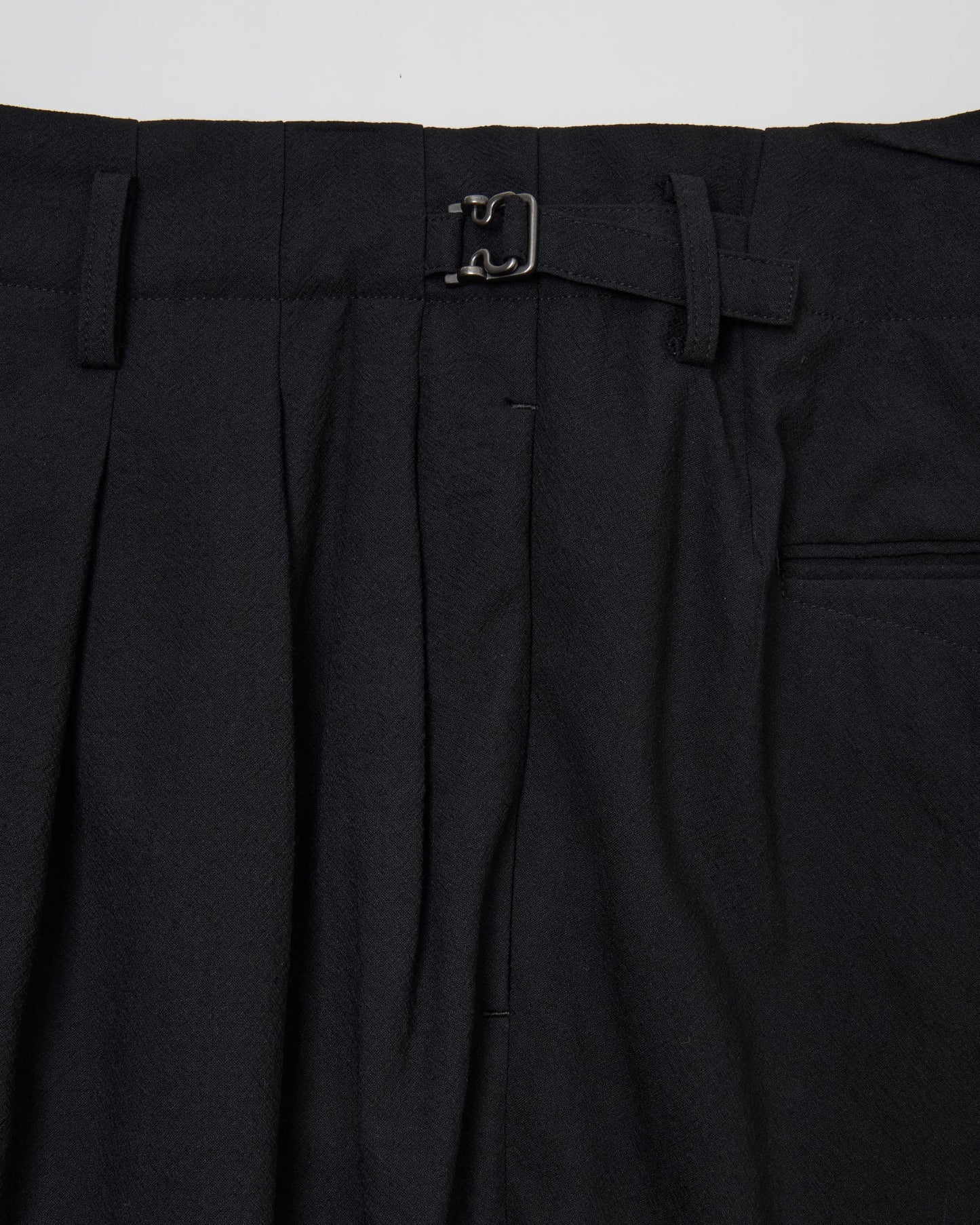 THREE TUCKS TAPERED PANTS