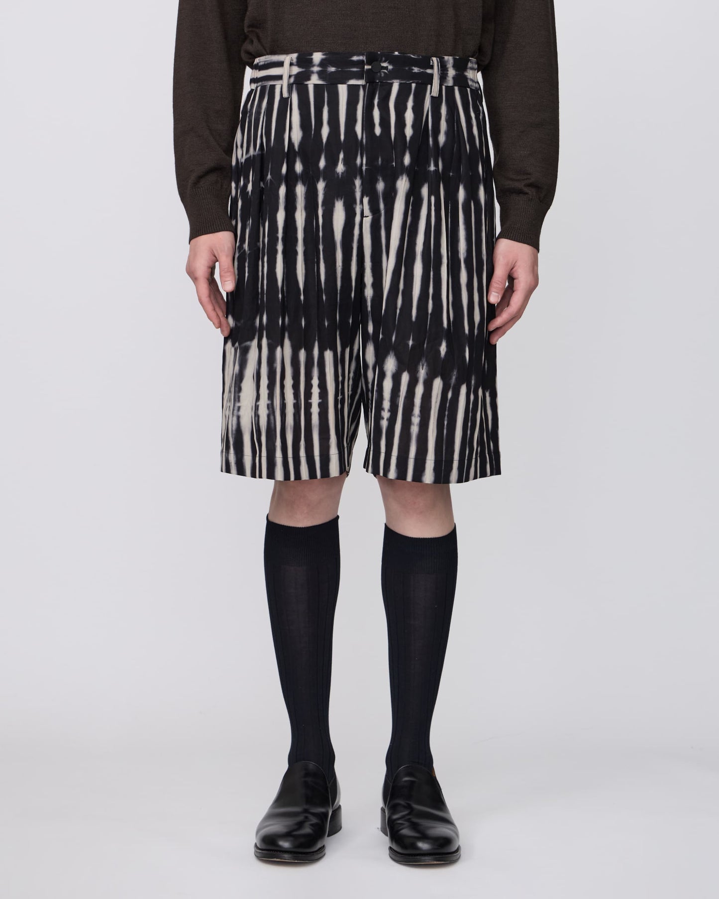 TWO TUCKS WIDE SHORTS