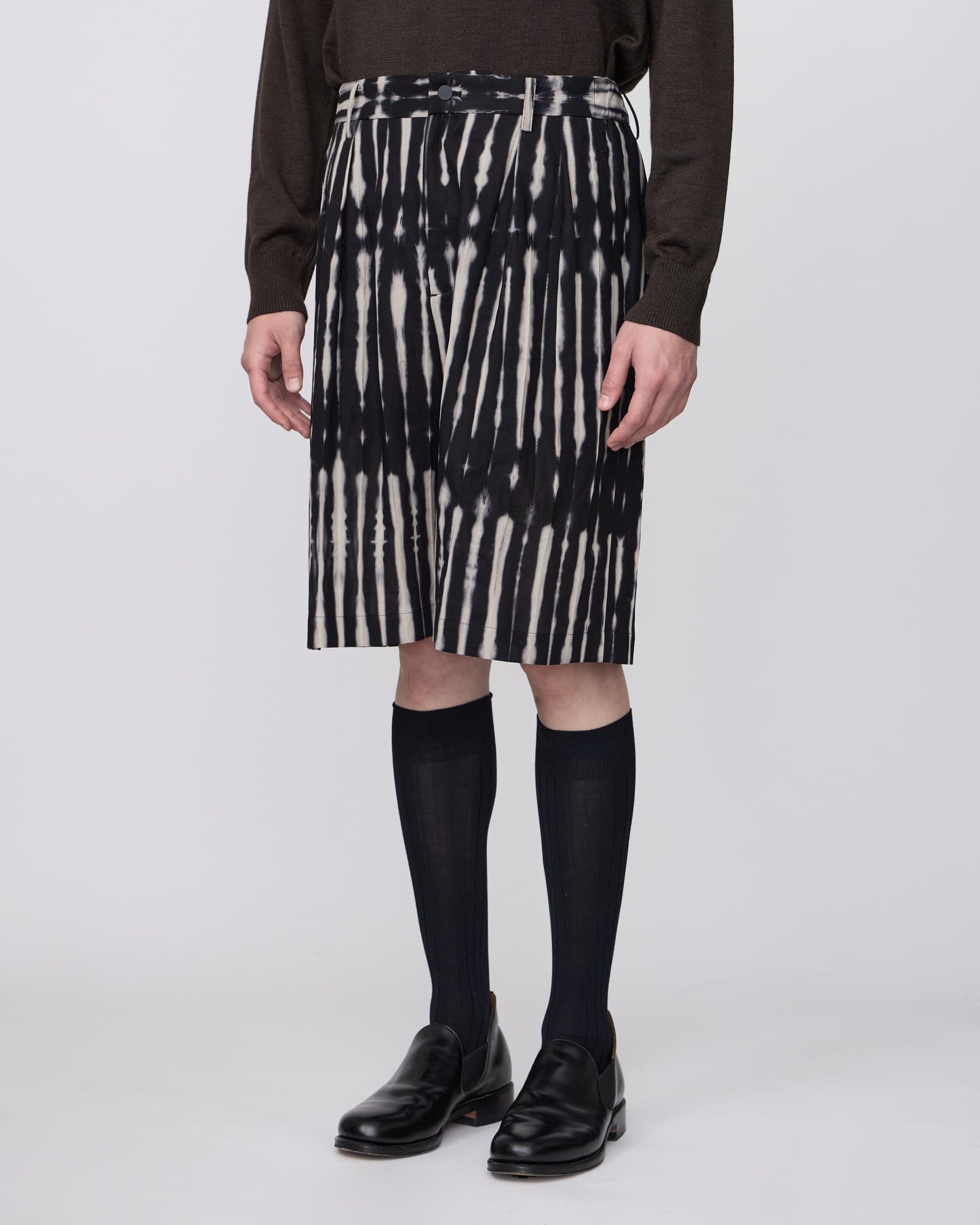 TWO TUCKS WIDE SHORTS