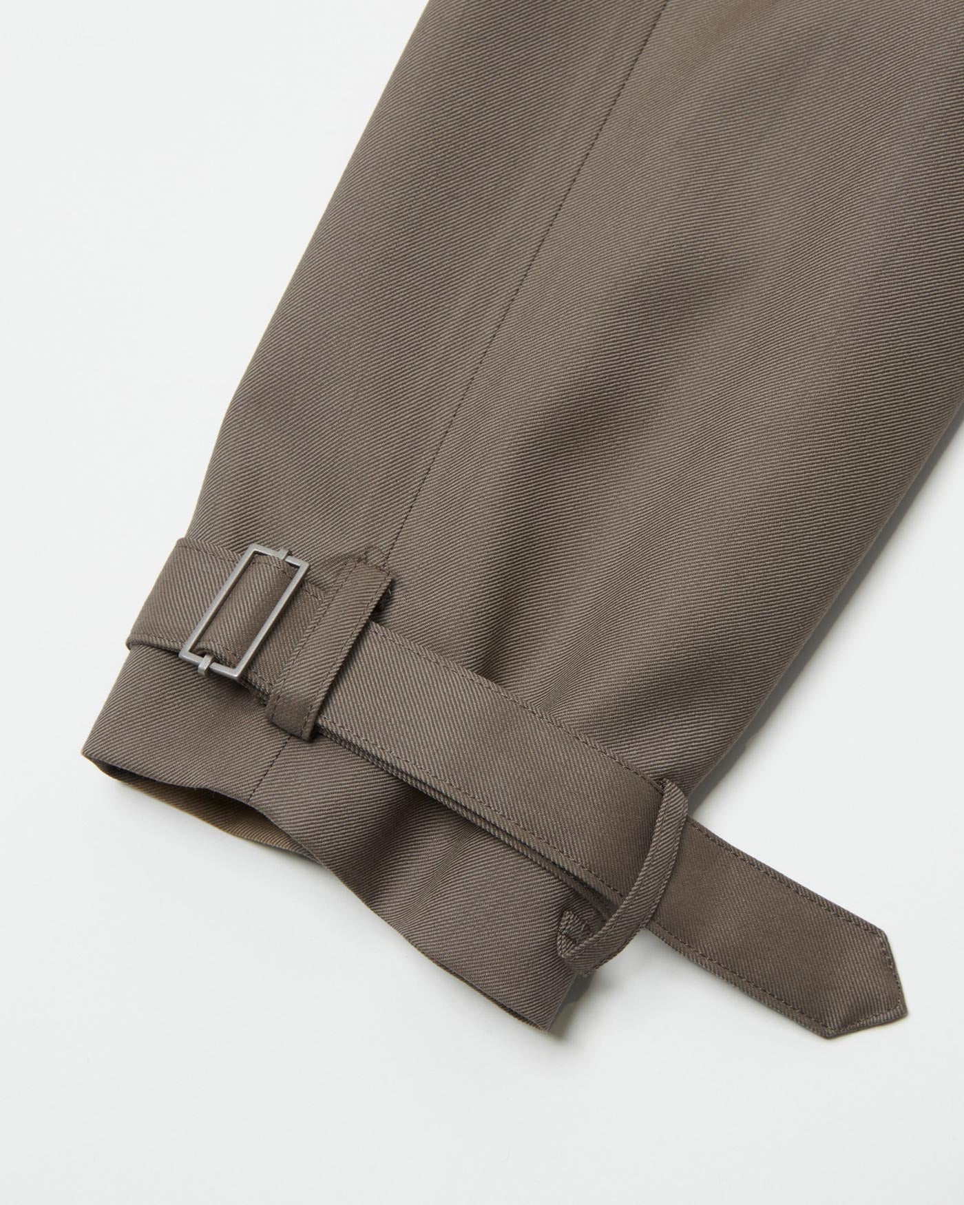 HEM STRAP TAPERD PANTS